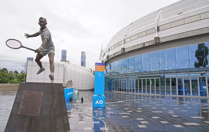 Eine Statue von Rod Laver vor der Rod Laver Arena im Melbourne Park. Australian Open