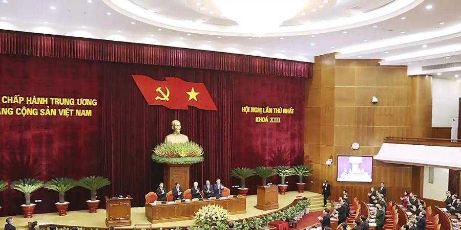 Das Zentralkomitee der Kommunistischen Partei Vietnams bei einer Sitzung. Foto: LÍ TrÌ Dung/Vietnam News Agency/AP/dpa