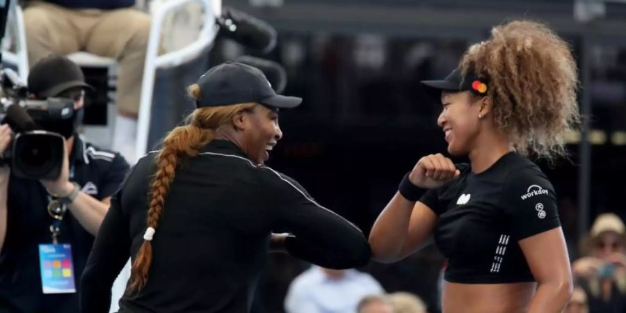 Serena Williams (l) und Naomi Osaka bestritten in Adelaide ein Showmatch. Foto: Kelly Barnes/AAP/dpa