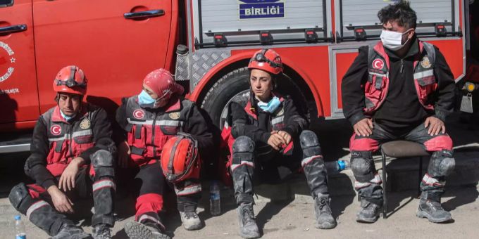 In der Türkei wurde ein erneutes Erdbeben der Stärke 5,3 gemessen. Auf dem Bild: Rettungskräfte nach dem schweren Erdbeben der Stärke 7,0 in Izmir am 2. November 2020. Erdbeben