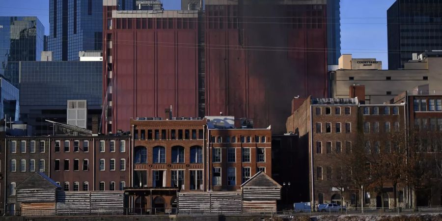 Rauch steigt nach einer heftigen Explosion in Nashville (USA) auf.