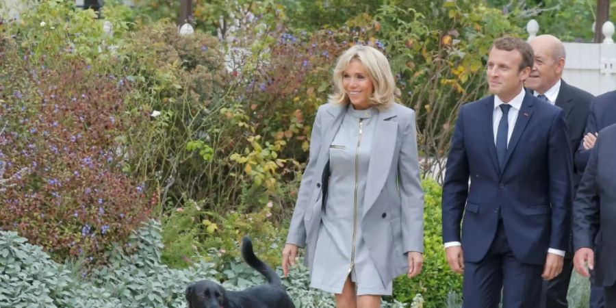 Brigitte und Emmanuel Macron mit Nemo