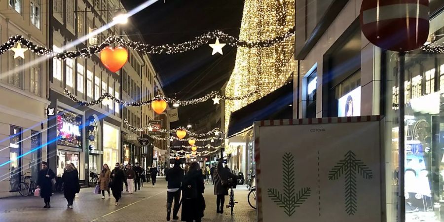 Passanten in Kopenhagen Mitte Dezember. Seit Weihnachten sind die meisten Geschäfte geschlossen. Foto: Steffen Trumpf/dpa