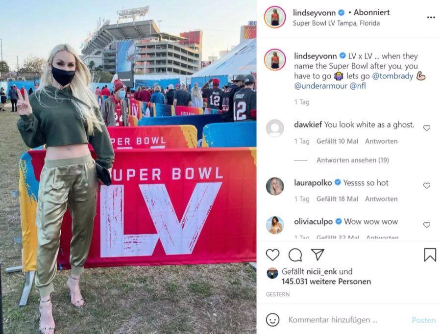 Die Ex-Ski-Queen und Neo-Single-Frau kommt bauchfrei zum Super Bowl.