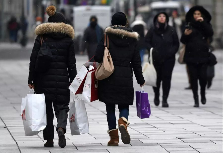 Shopping-Wahn in Österreich während Corona-Pandemie? In Wien stürmten am Montag nach den Lockerungen des Lockdowns tausende Menschen in die Geschäfte.