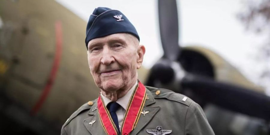 Der als Rosinenbomber-Pilot Gail Halvorsen. Foto: picture alliance / Boris Roessler/dpa