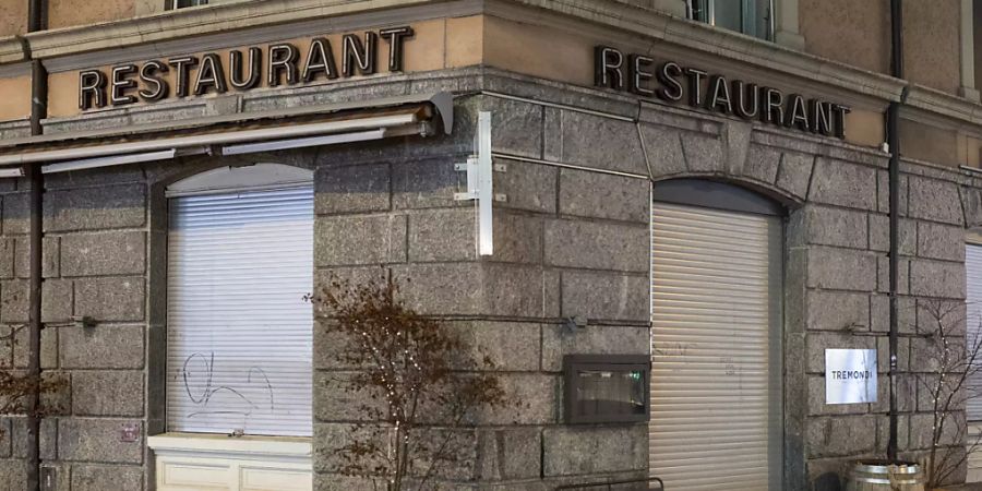 Geschlossene Läden und Restaurants wirken sich auf die Wirtschaftsentwicklung aus. Die Experten des KOF rechnen daher erst später wieder mit einem Aufschwung der Wirtschaft. (Symbolbild)