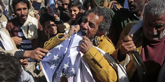 ARCHIV - Ein Anhänger der Huthi-Bewegung aus dem Jemen zerreisst während eines Protests vor der geschlossenen US-Botschaft eine US-Fahne, nachdem US-Aussenminister Pompeo angekündigt hat, die Huthi-Rebellen als Terrororganisation einzustufen. staatspräsident von israel