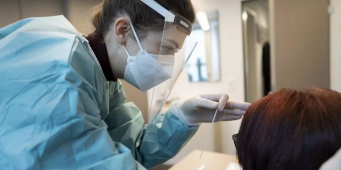 Nach den Sportferien wird an allen Oberstufen im Kanton Zug regelmässig auf das Coronavirus getestet. Zug Corona-Test