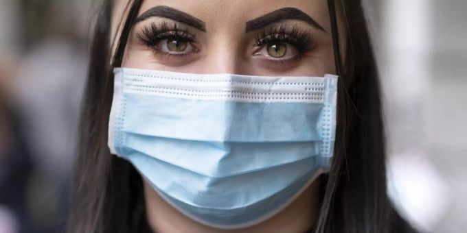 Eine Frau posiert mit einer Hygienemaske am 4. November 2020 auf der Strasse in Zürich. Frau Maske