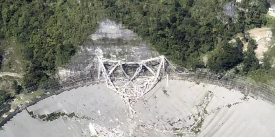 Das einst weltgrösste Radioteleskop ist in Arecibo, Puerto Rico, in sich zusammengefallen. Foto: Yamil Rodriguez/Aereomed/AP/dpa