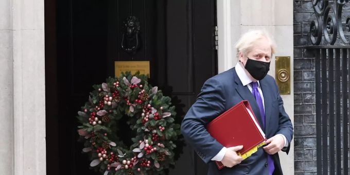 Bei Corona-Impfung - Boris Johnson gibt Risikopatienten Vortritt