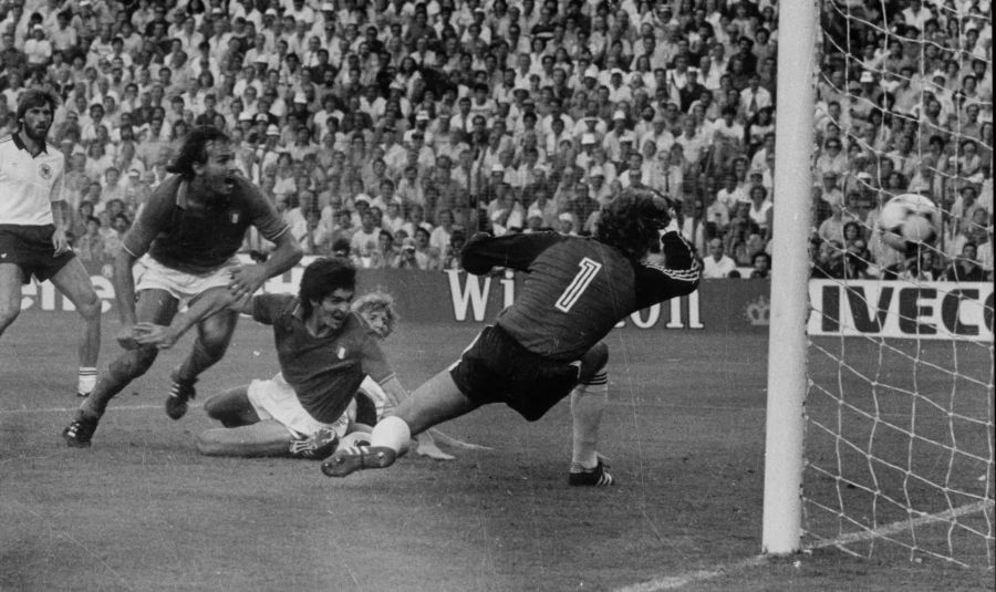 Paolo Rossi (Mitte) trifft im WM-Final 1982 gegen West Deutschland zum 1:0.