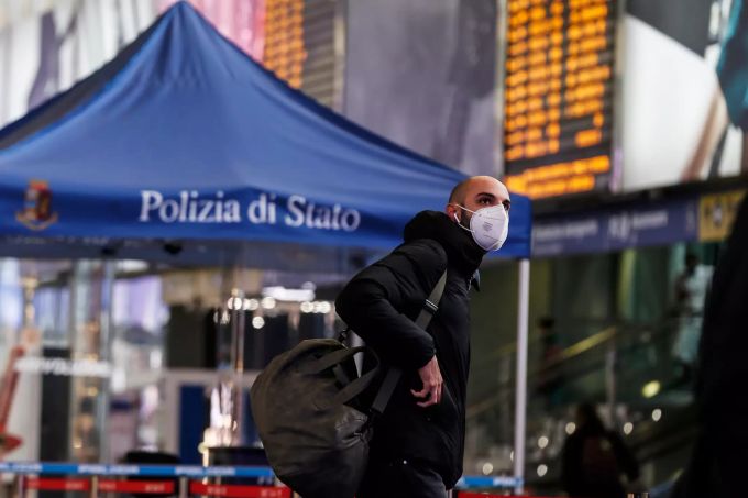 04.12.2020, Italien, Rom: Ein Reisender geht mit Atemschutzmaske im Bahnhof Termini. In vielen Teilen Italiens verbessert sich die Corona-Situation allmählich und der Druck auf die Krankenhäuser sinkt. Deshalb kündigte die Regierung in Rom am 04.12.2020 an, die Zahl der Roten Zonen mit strikten Ausgangsbeschränkungen stark zu reduzieren. Foto: Cecilia Fabiano/LaPresse via ZUMA Press/dpa +++ dpa-Bildfunk +++ Coronavirus - Italien