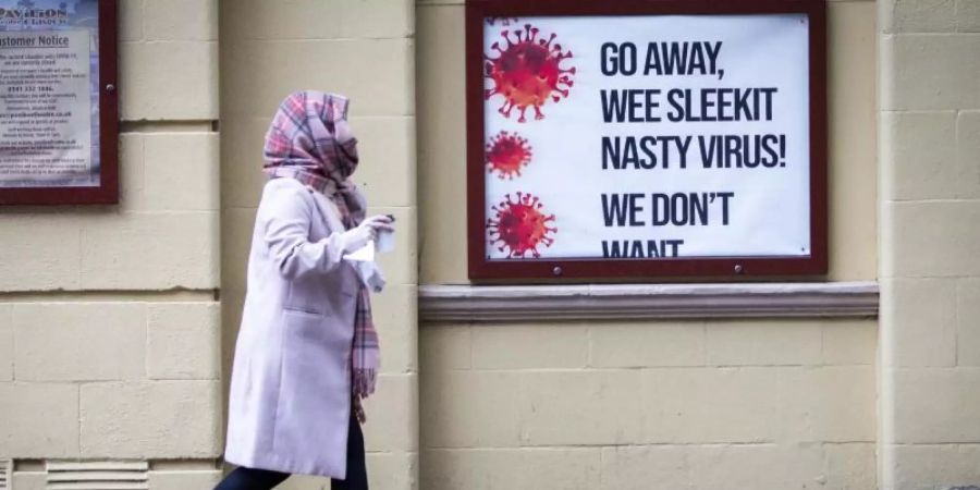 Ein Schild im Stadtzentrum von Glasgow fordert das Coronavirus zum Abhauen auf ... Foto: Jane Barlow/PA Wire/dpa