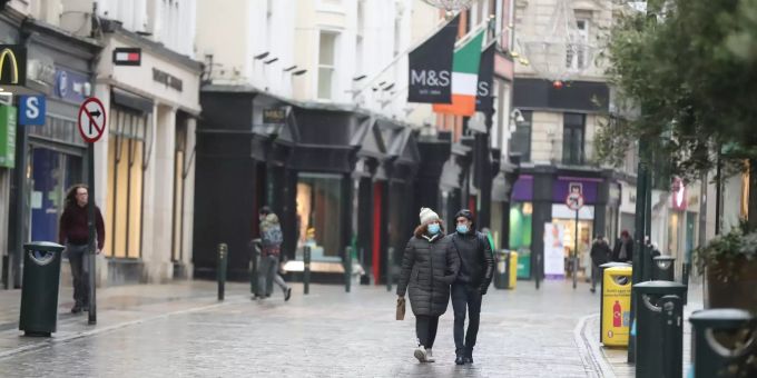 Passanten spazieren am 18. Januar 2021 durch die wegen dem Coronavirus verlassene Grafton Street im Stadtzentrum von Dublin. Coronavirus - Irland