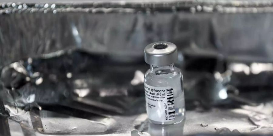 Eine Ampulle des Pfizer-BioNTech COVID-19-Impfstoffs steht in einer Schale im NHS Louisa Jordan Hospital in Glasgow. Foto: Jeff J Mitchell/Pool Getty/dpa