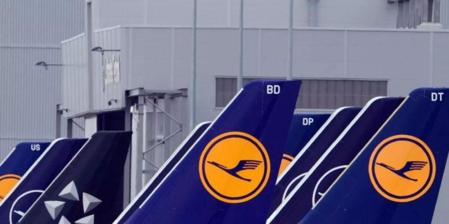 Flugzeuge der Fluggesellschaft Lufthansa am Rand des Rollfeldes. Foto: Soeren Stache/dpa-Zentralbild/dpa