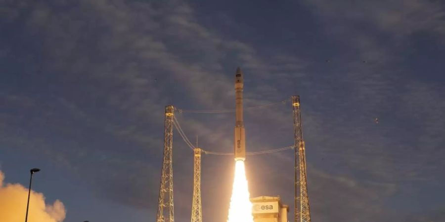 Eine Vega-Trägerrakete auf dem europäischen Weltraumbahnhof Kourou. Zum zweiten Mal innerhalb von anderthalb Jahren ist ein Start der Rakete misslungen. Foto: Stephane Corvaja/ESA/dpa/Archivbild