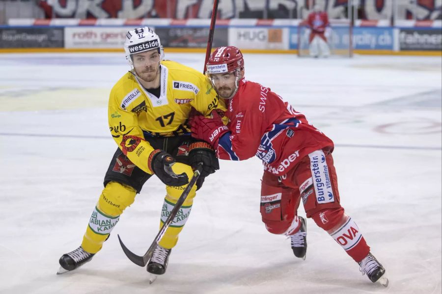 Berns Thomas Thiry (l.) im Duell mit Gian-Marco Wetter (r.) von den Lakers.