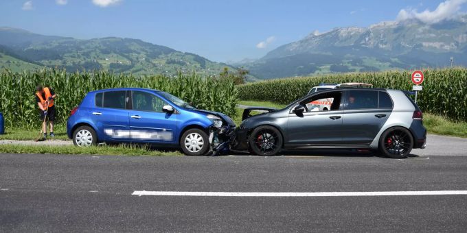Beifahrerin bei Frontalkollision verletzt. Beifahrerin bei Frontalkollision verletzt