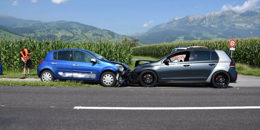 Beifahrerin bei Frontalkollision verletzt