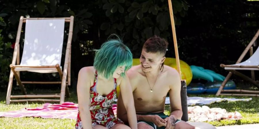 Am Pool: Zwischen Milla (Eliza Scanlen) und Moses (Toby Wallace) knistert es. Foto: X-Verleih/dpa