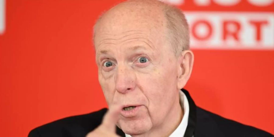 Reiner Calmund ist immer für einen Spass zu haben. Foto: Arne Dedert/dpa