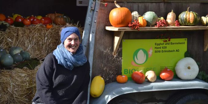 Sabine Hegglin vom Egghof in Erlinsbach AG mit einer Auswahl der Kürbisse. Sabine Hegglin, Egghof Kürbisse