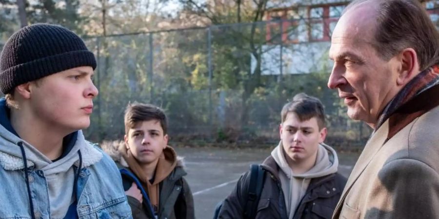 Onno Barkenthien (Elmo Anton Stratz) schikaniert seine Mitschüler. Markus Gellert (Herbert Knaup) stellt ihn auf dem Schulhof zur Rede. Foto: Boris Laewen/ARD/dpa