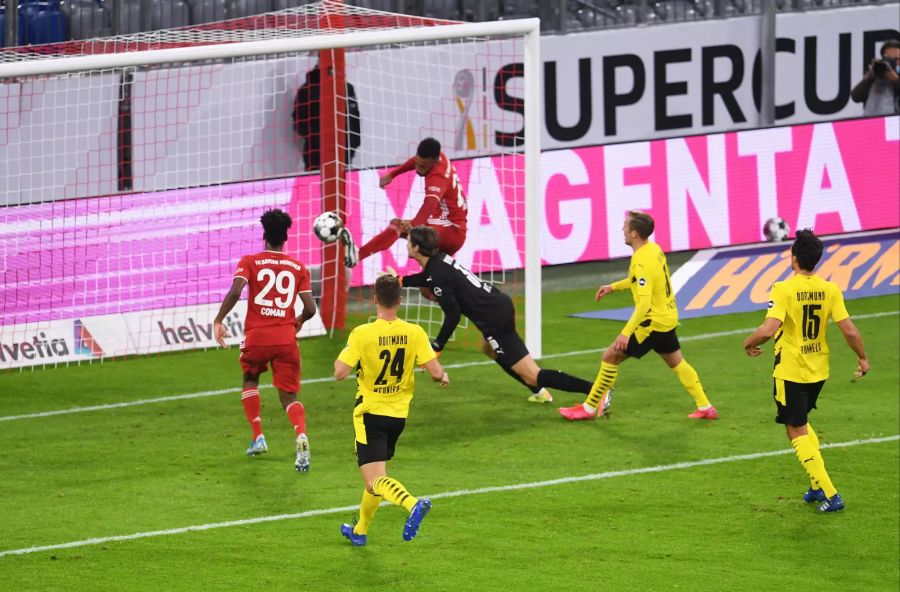 Der Schweizer BVB-Goalie Marvin Hitz kann den Führungstreffer der Münchner auch nicht verhindern.