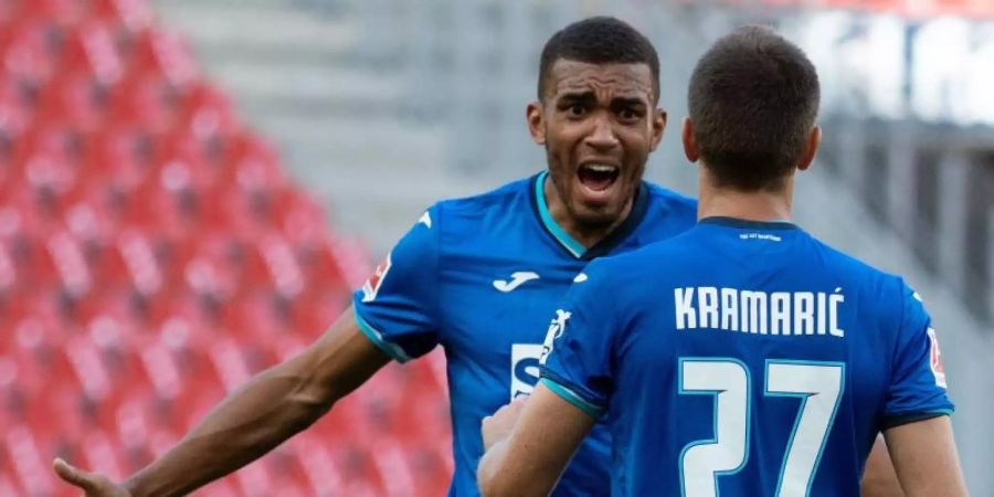 Kevin Akpoguma (l) von der TSG 1899 Hoffenheim feiert einen Treffer mit Andrej Kramaric. Foto: Federico Gambarini/dpa