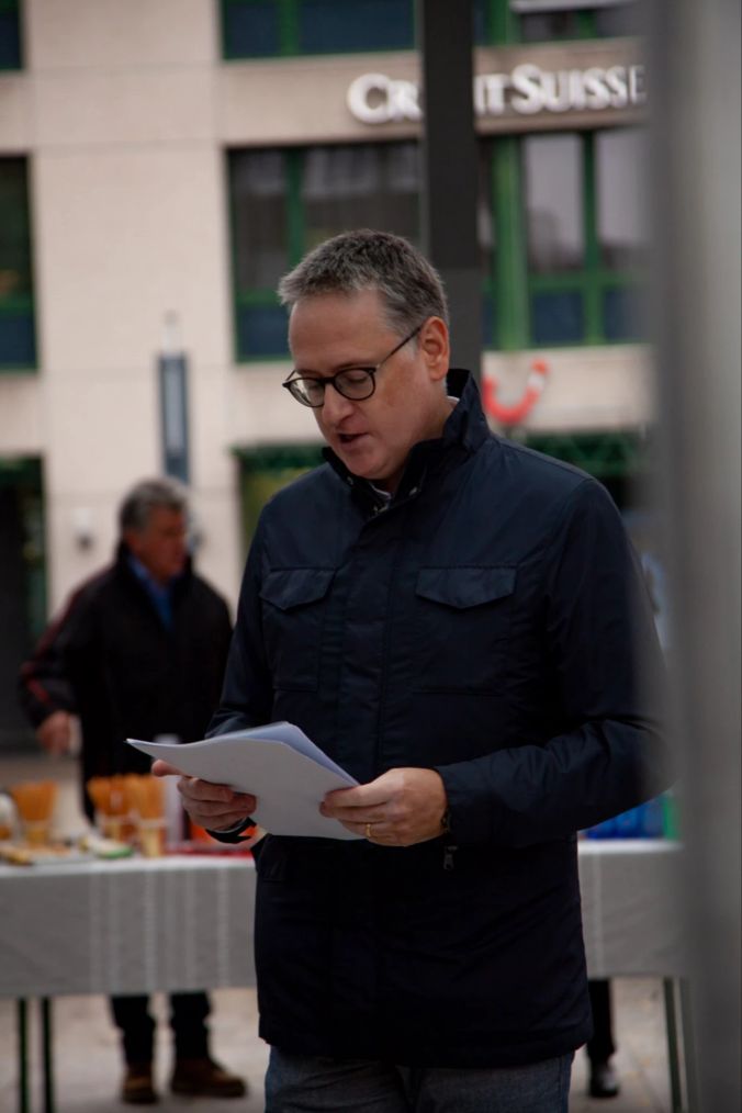 Der Stadtpräsident, Roger Bachmann bei seiner Rede an der Vernissage.