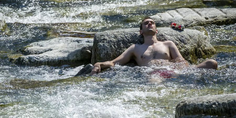 Meteoschweiz hat die Hitzewarnung am Sonntag auf die Kantone Genf und Jura erweitert. Für das Tessin, wo sich dieser Mann in Lugano abkühlt, besteht sie schon länger. (Archivbild)