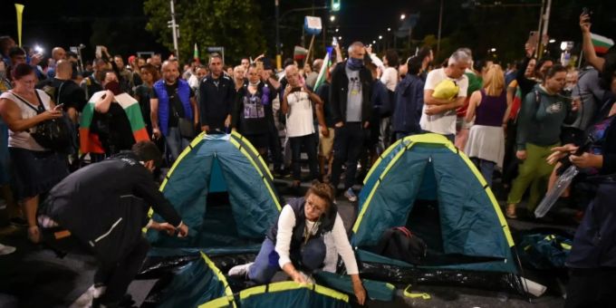 Sofia - Bulgarische Demonstranten bauen Strassenblockaden wieder auf