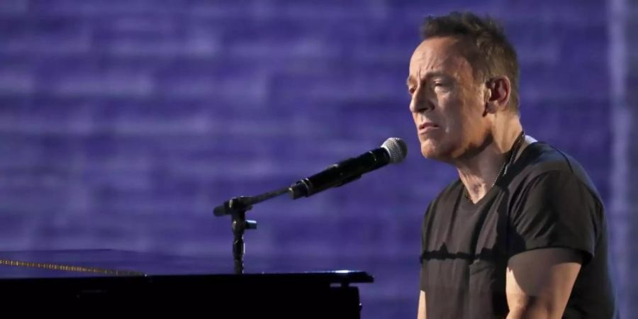Bruce Springsteen kehrt mit Verstärkung zurück: Als Frontmann seiner vor rund 45 Jahren gegründeten E Street Band legt er im Oktober sein neues Album «Letter To You» vor. Foto: Michael Zorn/Invision/AP/dpa