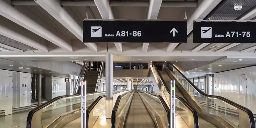 Am Flughafen in Zürich leidet der Betrieb unter den Folgen der Coronakrise. Das hat Folgen. Die Flughafenbetreiberin hat diese Woche 26 Kündigungen ausgesprochen.(Archivbild)