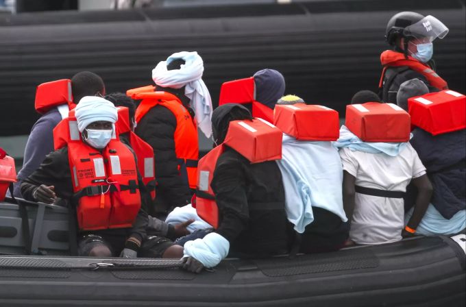 Eine Gruppe von mutmasslichen Migranten wird nach einem Zwischenfall mit einem kleinen Boot im Ärmelkanal von Offizieren der Grenztruppen nach Dover, Kent, gebracht. Migranten auf dem Ärmelkanal
