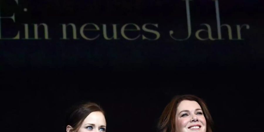 Die US-amerikanischen Schauspielerinnen Alexis Bledel (l) und Lauren Graham sind die Stars der «Gilmore Girls». Foto: Britta Pedersen/dpa-Zentralbild/dpa