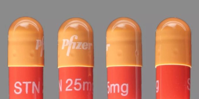 Der Tyrosinkinasen-Hemmer Sunitinib (Handelsname Sutent®) wird erfolgreich bei fortgeschrittenen Tumoren eingesetzt. Allerdings entwickeln sich Resistenzen dagegen und bei Erhöhung der Tagesdosis gibt es schwere Nebenwirkungen. Die Lösung: Sehr hohe Dosen mit langen Pausen dazwischen (Symbolbild) Der Tyrosinkinasen-Hemmer Sunitinib (Handelsname Sutent®) wird erfolgreich bei fortgeschrittenen Tumoren eingesetzt. Allerdings entwickeln sich Resistenzen dagegen und bei Erhöhung der Tagesdosis gibt es schwere Nebenwirkungen. Die Lösung: Sehr hohe Dosen mit langen Pausen dazwischen (Symbolbild)