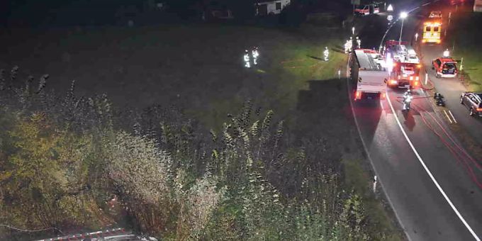 Fünf junge Personen sind am frühen Samstagmorgen bei einem Verkehrsunfall in Rapperswil-Jona SG verletzt worden. Das Auto geriet in Vollbrand. Fünf junge Personen sind am frühen Samstagmorgen bei einem Verkehrsunfall in Rapperswil-Jona SG verletzt worden. Das Auto geriet in Vollbrand.