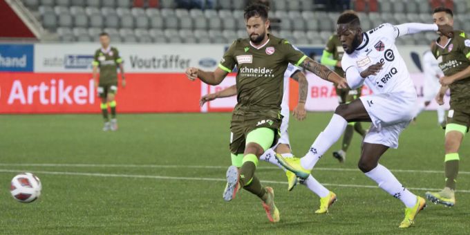 Xamax' Louis Mafouta (r.) im Duell mit Nicola Sutter (l.) vom FC Thun. FC Thun