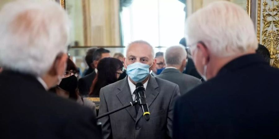 Bundespräsident Frank-Walter Steinmeier (r) und Sergio Mattarella (l), Präsident von Italien, sprechen mit Felice Perani (M), der am 24.3. als erster Covid-19-Patient von Bergamo nach Leipzig an die Uniklinik gebracht und dort behandelt wurde. Foto: Bernd von Jutrczenka/dpa