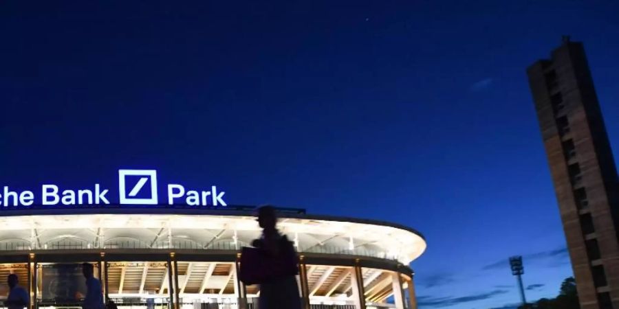 Eintracht Frankfurt lässt gegen Arminia Bielefeld nicht mehr als 6500 Fans ins Stadion. Foto: Arne Dedert/dpa