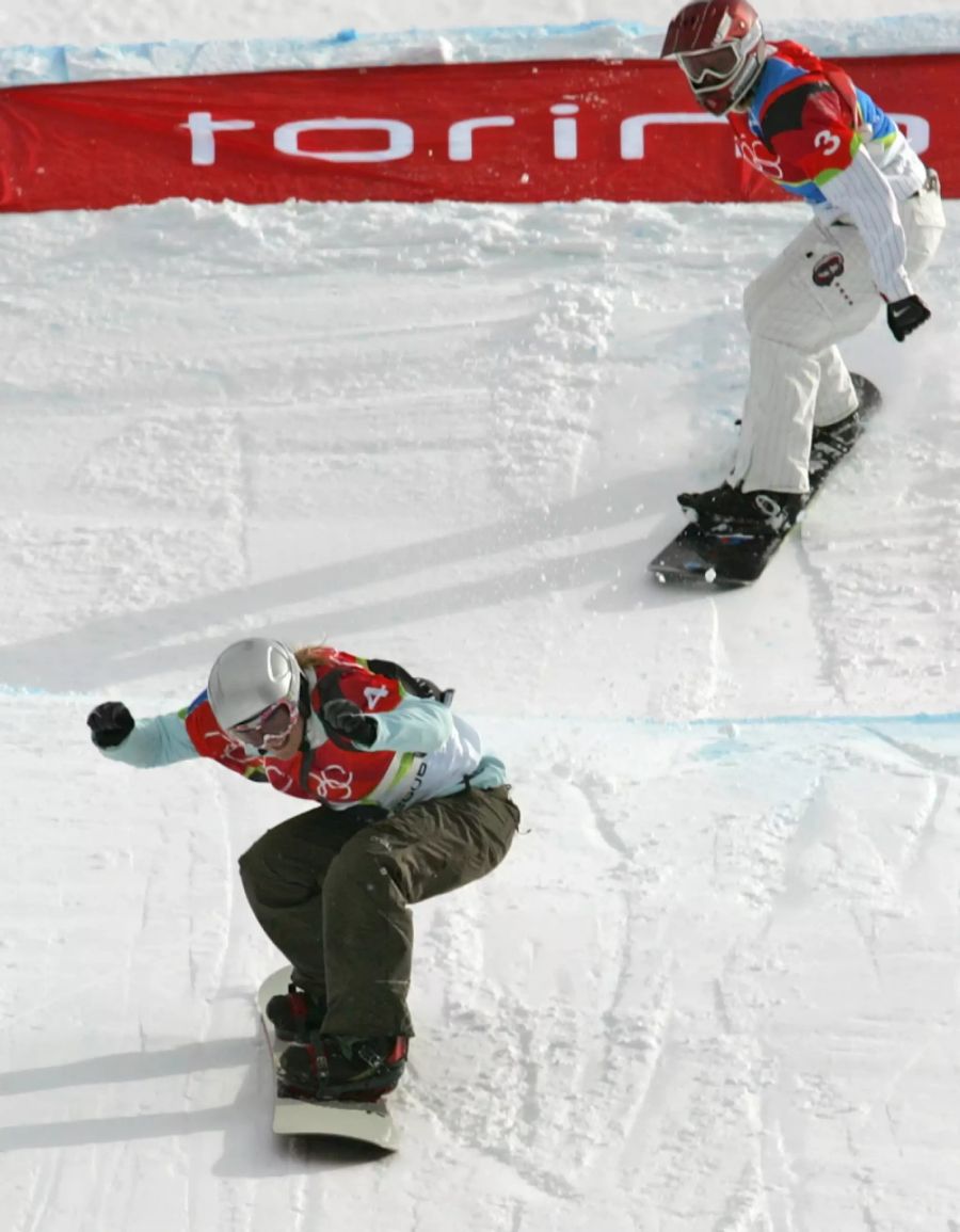 Tanja Frieden überholt Lindsey Jacobellis auf der Zielgeraden.