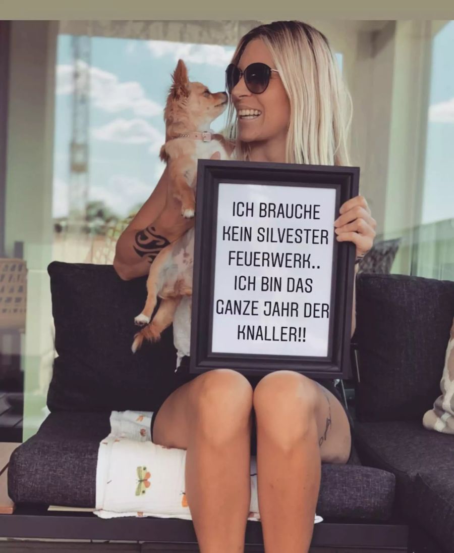 Frau mit ihrem Chihuahua