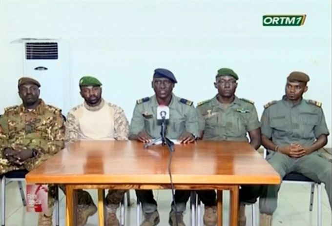 Ismael Wague (M), Sprecher der malischen Soldaten, verkünden per Fernsehübertragung, dass das Militär die Kontrolle über das Land übernommen hat. Soldaten hatten am Dienstag in der Nähe der malischen Hauptstadt Bamako gemeutert und Präsident Keita sowie andere Mitglieder seiner Regierung festgesetzt. Unruhen in Mali