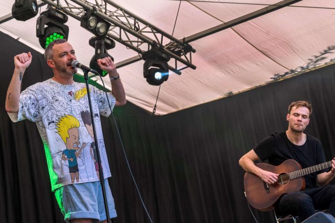 Grégoire „Greis“ Vuilleumier und an der Gitarre Benjamin Noti sind Noti Wümié