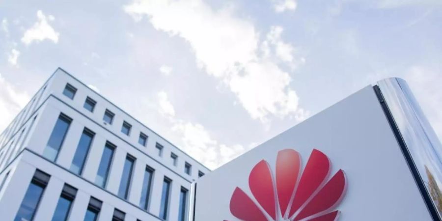 Die bereits im Mai 2019 eingeführten und schrittweise verschärften Sanktionen sehen vor, dass amerikanische Firmen Geschäftsbeziehungen mit Huawei nur mit einer speziellen Erlaubnis der US-Regierung unterhalten dürfen. Foto: Rolf Vennenbernd/dpa