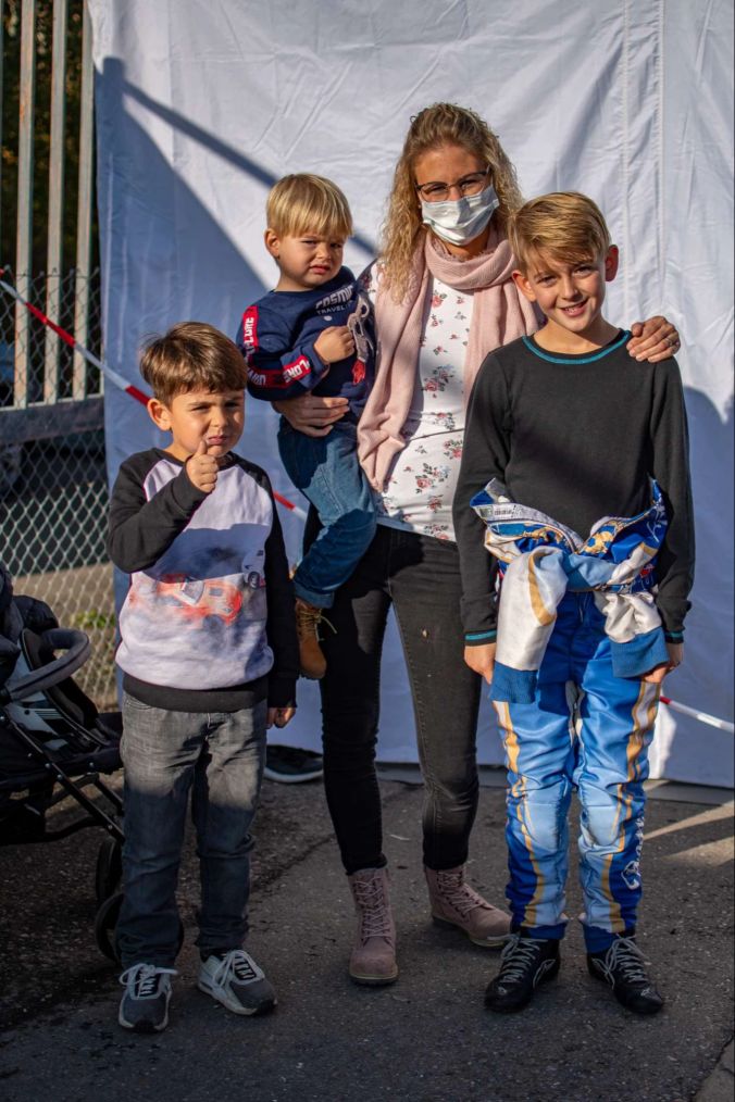 Jeniffer Epifanio und ihre Familie mit Fahrer Elia (rechts).